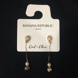 Banana Republic pearl drop earrings
